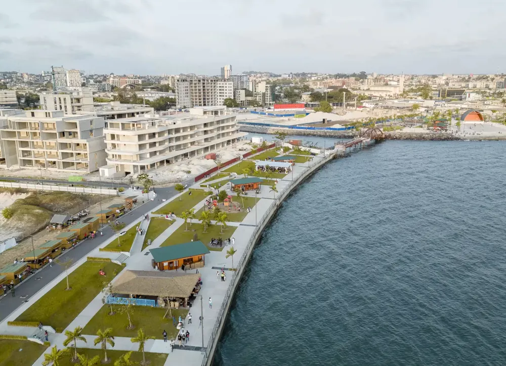 Bâtiments neufs en front de mer à Libreville
