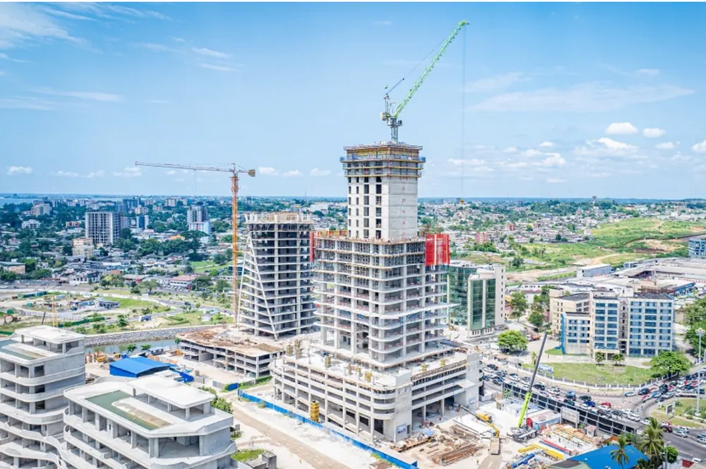 Immeuble en construction avec grue à tour dans le quartier d'affaires de Libreville, Gabon