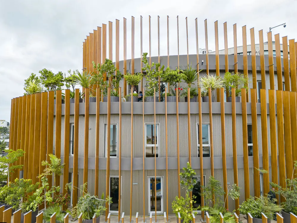 Façade bioclimatique en bois d'un bâtiment public à Libreville